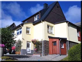 Hausansicht im Sommer