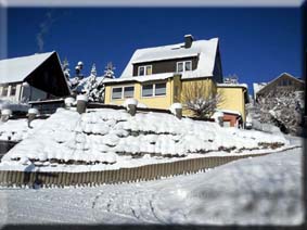 Hausansicht im Winter