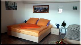 Doppelbett im Schlafteil der Wohnung 2