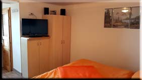 Schrank und TV vom Schlafteil der Wohnung2